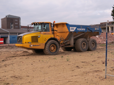 826064 Afbeelding van een Volvo-A30D-truck van de firma Oskam uit Moordrecht, in gebruik bij de sloopwerkzaamheden aan ...